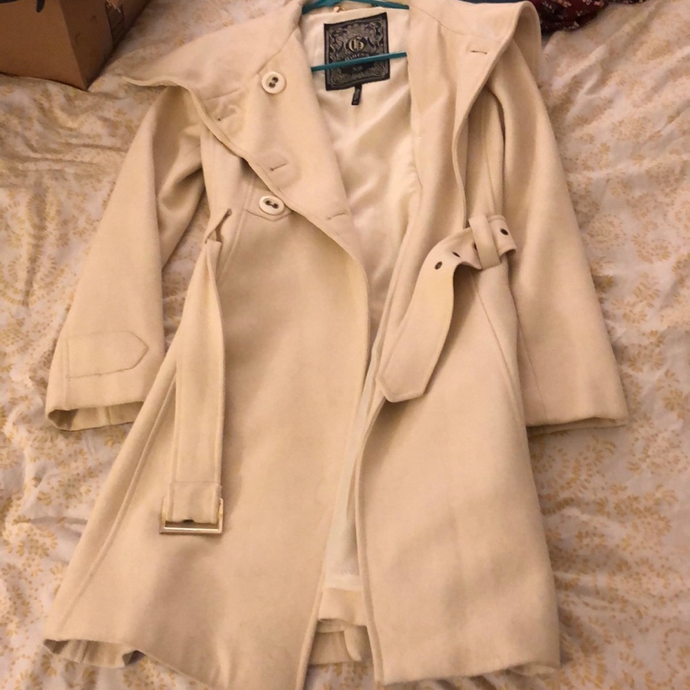 🦢Really beautiful authentic Guess cream coat